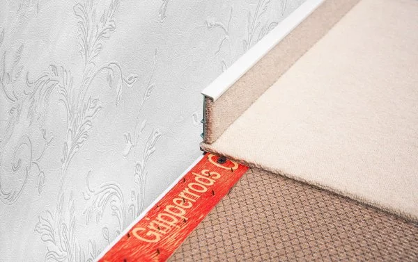 Плинтус для ковролина Korner Listwa 100 Белый 2,5м (50мм) в Самаре