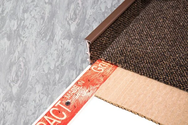 Плинтус для ковролина Korner Listwa 105 Темно-коричневый 2,5м (50мм) в Самаре